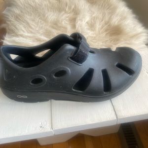 OOfos Womens 9 Oocandoo Sandal Shoe Black. Only worn twice, perfect condition